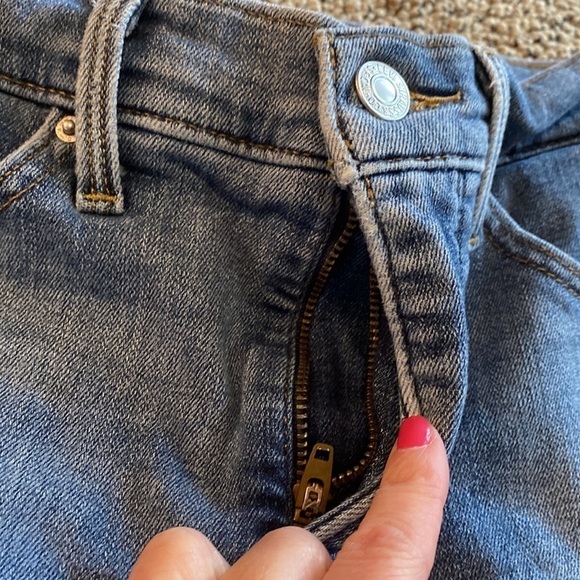 Levi 311 Shaping Skinny Jeans w/ Distressed Hem Size 28 in Like New Condition - Picture 7 of 8